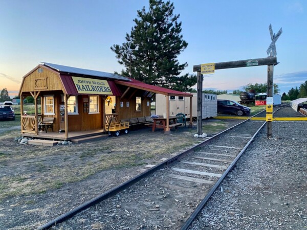 All aboard the fun train at the Joseph, Oregon depot! 🚂 Get ready to pedal into adventure from this charming spot! 🦅Stay connected for the latest events, specials and fun follow us josephbranchrailriders
📍: wallowacounty
🗺️: easternoregon